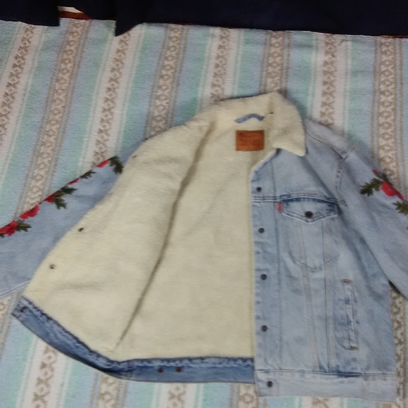 VINTAGE LEVI'S JEAN JACKET  ROSE EMBROIDERY  WOMEN'S MEDIUM - Picture 16 of 16
